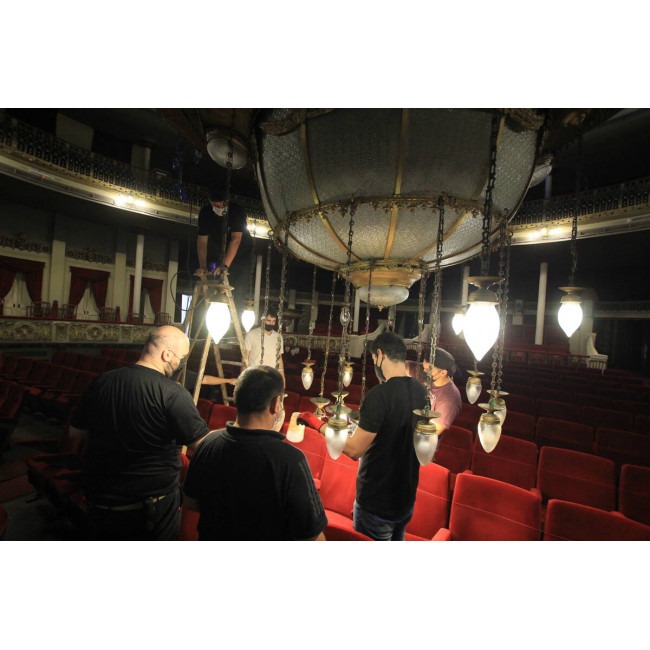 Se realizó el operativo de limpieza de la histórica araña de la sala principal del Coliseo Podestá