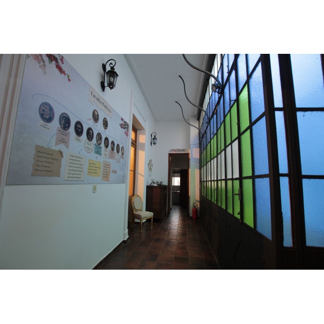 Con visitas guiadas y piezas históricas, reabrió al público el museo del Teatro Municipal Coliseo Podestá